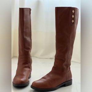 I move awayto atropical place.This bootcombinesclassic styling andbeautifulcraft